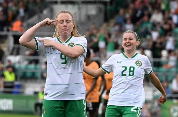 Amber Barrett của Cộng hòa Ireland ăn mừng Ireland đủ điều kiện tham dự World Cup Nữ 2023