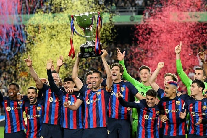 CLB Barcelona tưng bừng ăn mừng chức vô địch 