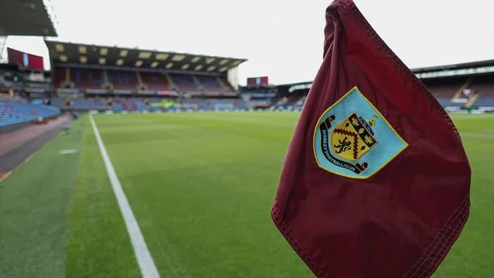 Sân vận động Turf Moor: Biểu tượng lịch sử bóng đá Anh 1 Sân vận động Turf Moor được thành lập vào năm 1883 và là sân nhà của Burnley FC kể từ đó đây là một trong những sân vận động lâu đời nhất và biểu tượng của bóng đá Anh.